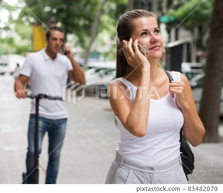 Man and woman talking on smartphones 83482079