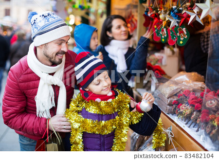 Family purchasing Christmas decoration Family purchasing Christmas decoration 83482104