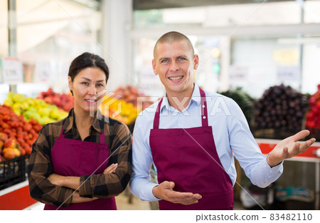 Greengrocer workers standing in salesroom 83482110