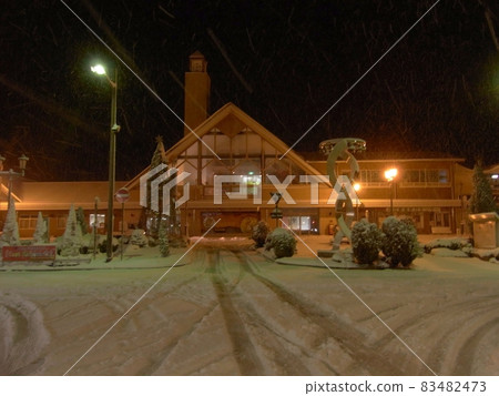 雪中的四日市站前夜景 83482473