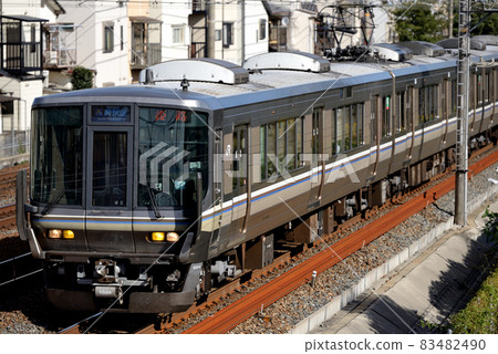 JR京都線上運行的223系列新型快速列車 83482490