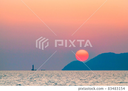 Daruma It is a beach where you can see the sunset. The shadow of a large cargo ship can be seen slightly on the horizon. Yanai City 83483154