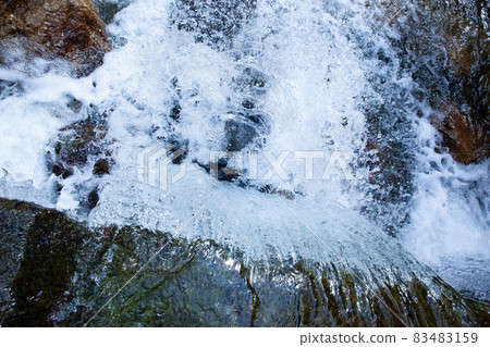It is a scene of intense splashing water. I'm shooting from the top of the waterfall. Please in the background-2 It is a scene of intense splashing water. I'm shooting from the top of the waterfall. Please in the background-2 83483159