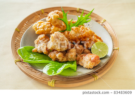 Chicken breastfeeding Chicken breastfeeding 83483609