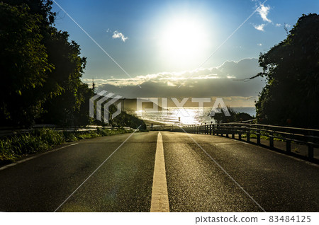 黎明時通往御前崎燈塔的筆直道路 83484125