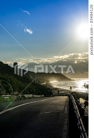 黎明時通往御前崎燈塔的筆直道路 黎明時通往御前崎燈塔的筆直道路 83484126