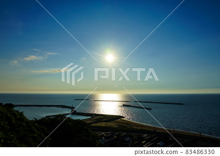 來自新潟縣百佳景點第一名的“日式旅館和遊日之丘公園”的日本海日落(新潟縣出雲崎町) 來自新潟縣百佳景點第一名的“日式旅館和遊日之丘公園”的日本海日落(新潟縣出雲崎町) 83486330