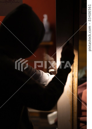 Crime man thief invasion 83486561