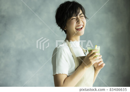 喝冰沙的女人 喝冰沙的女人 83486635