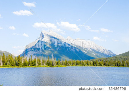 春季加拿大落基山脈班夫國家公園 Fresh Green Lake Vermilion 和 Mount Rundle（加拿大） 83486796