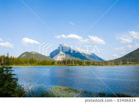 春季加拿大落基山脈班夫國家公園 Fresh Green Lake Vermilion、Mount Rundle 和 Canoe（加拿大） 83486814