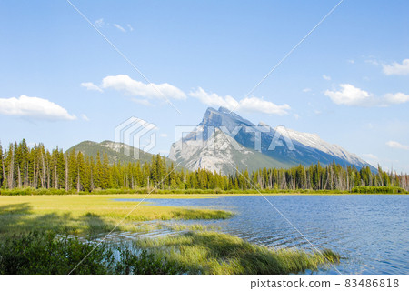 春季加拿大落基山脈班夫國家公園 Spring Evening Lake Vermilion 和 Mount Rundle（加拿大） 83486818