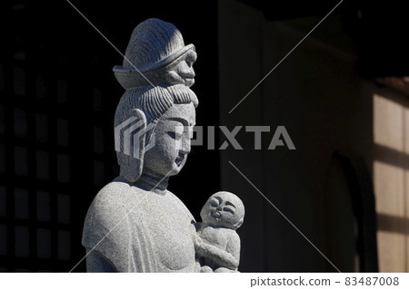 Kannon Bodhisattva statue holding a child 83487008