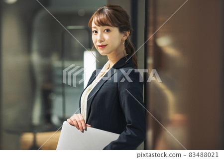 Career woman portrait shooting cooperation: WEEK Shibadaimon (Sun Frontier Fudousan) 83488021