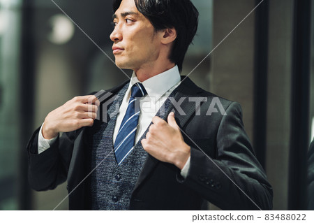 Businessman wearing a suit jacket Photo cooperation: WEEK Shibadaimon (Sun Frontier Fudousan) Businessman wearing a suit jacket Photo cooperation: WEEK Shibadaimon (Sun Frontier Fudousan) 83488022