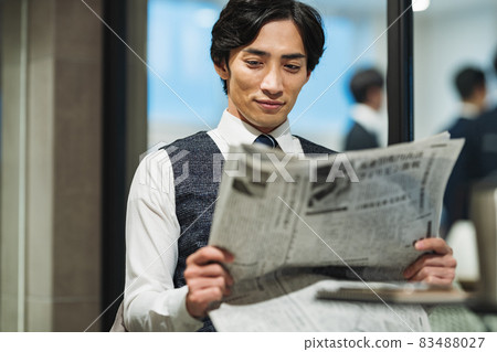 Business person reading newspaper Photo cooperation: WEEK Shibadaimon (Sun Frontier Fudousan) 83488027
