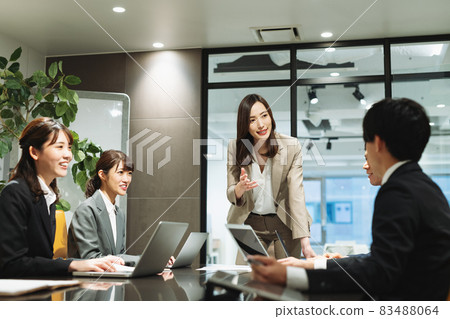 Business person having a meeting in the conference room Photo cooperation: WEEK Shibadaimon (Sun Frontier Fudousan) 83488064