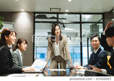 Business person having a meeting in the conference room Photo cooperation: WEEK Shibadaimon (Sun Frontier Fudousan) 83488065