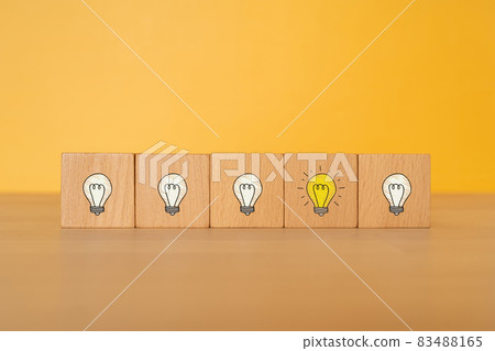 五個帶有燈泡標記的積木 83488165