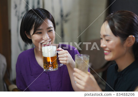 一個女人喝酒 83488206