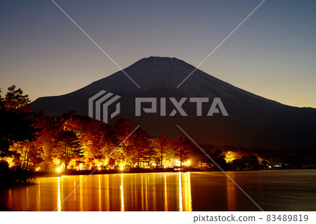 Autumn leaves of Lake Yamanaka and Mt. Fuji_No2 83489819