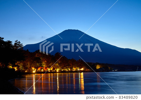山中湖和富士山的紅葉_No3 83489820
