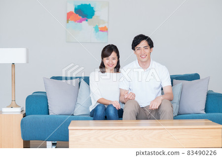 年輕的新婚夫婦在客廳放鬆 83490226