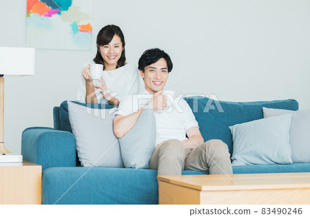 年輕的新婚夫婦在客廳放鬆 83490246