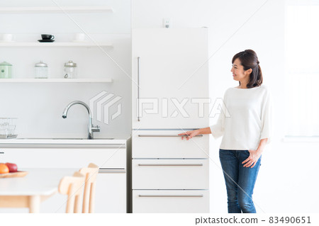 冰箱和年輕的家庭主婦 冰箱和年輕的家庭主婦 83490651