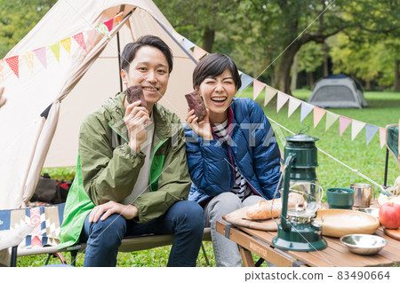 享受露營的夫婦 享受露營的夫婦 83490664