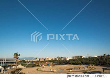 早晨江之島 Kugenumakaigan 的城市景觀和公寓公園 83490999