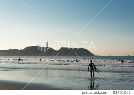 早上江之島 Kugenumakaigan 的許多衝浪者 早上江之島 Kugenumakaigan 的許多衝浪者 83491001