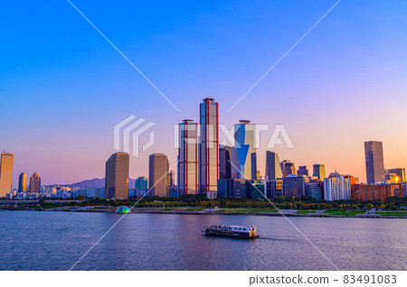 日落時分的首爾汝矣島夜景 日落時分的首爾汝矣島夜景 83491083