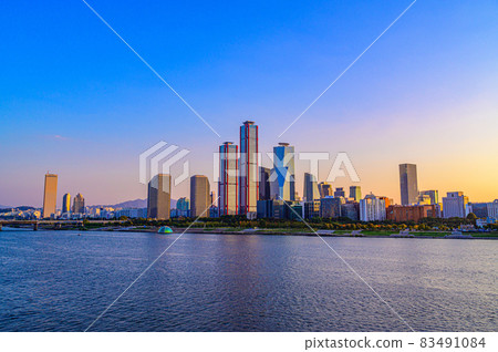 日落時分的首爾汝矣島夜景 83491084