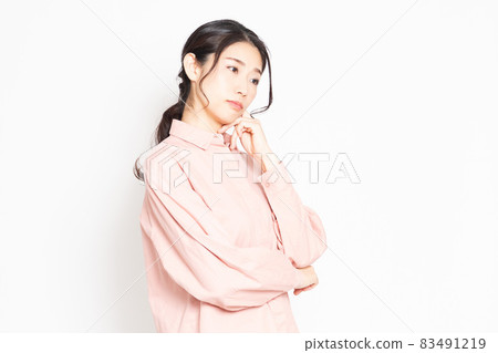 A woman who is in trouble with troubles 83491219
