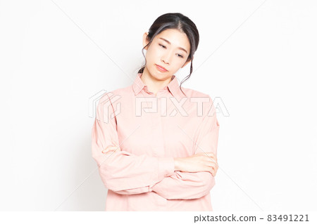 A woman who is in trouble with troubles 83491221