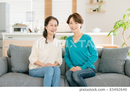 父母在沙發上放鬆 父母在沙發上放鬆 83492640