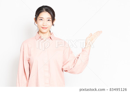 A woman making a guidance gesture 83495126