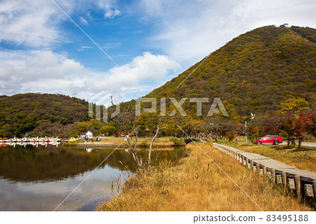 Lake Haruna in autumn, Gunma prefecture Lake Haruna in autumn, Gunma prefecture 83495188