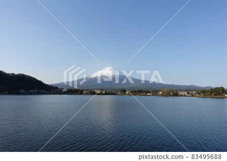 從河口湖岸邊看到的富士山 從河口湖岸邊看到的富士山 83495688