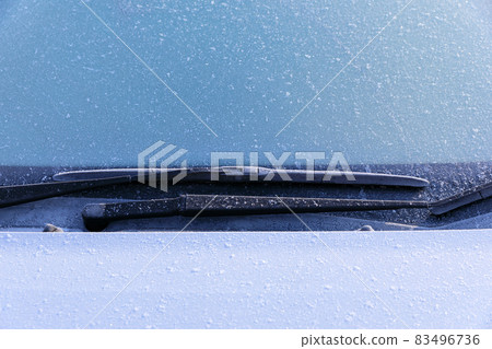 在霜凍中凍結的汽車的圖像 在霜凍中凍結的汽車的圖像 83496736