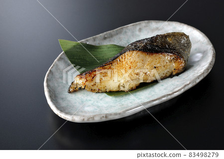 一張黑色背景的黑斑魚烤脂肪和美味的烤斑魚 一張黑色背景的黑斑魚烤脂肪和美味的烤斑魚 83498279