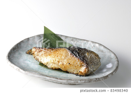 白底肥厚的烤製黑鯛魚西京燒的照片 白底肥厚的烤製黑鯛魚西京燒的照片 83498340