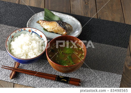 肥美的烤黑魚西京燒、三葉味增湯、早餐、套餐 肥美的烤黑魚西京燒、三葉味增湯、早餐、套餐 83498565