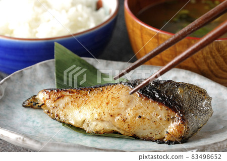 Eat a breakfast set of grilled sablefish and miso soup that looks delicious with fat on it 83498652
