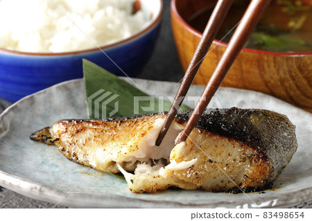 早餐吃一套烤黑魚和味噌湯,看起來很好吃,上面有脂肪 早餐吃一套烤黑魚和味噌湯,看起來很好吃,上面有脂肪 83498654