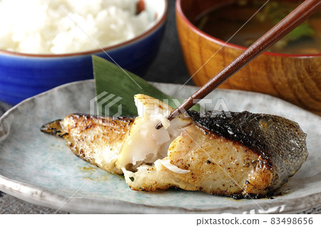 早餐吃一套烤黑魚和味噌湯，看起來很好吃，上面有脂肪 83498656
