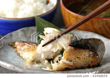 早餐吃一套烤黑魚和味噌湯，看起來很好吃，上面有脂肪 83498659
