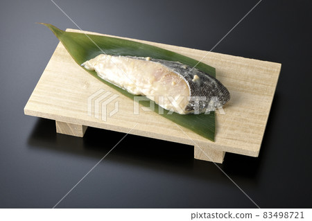 在黑色背景中拍攝浸泡在 Saikyo 味噌中的未烘烤的黑斑魚 在黑色背景中拍攝浸泡在 Saikyo 味噌中的未烘烤的黑斑魚 83498721