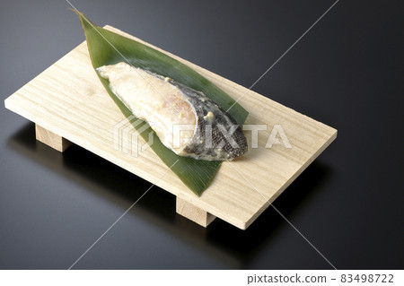 在黑色背景中拍攝浸泡在 Saikyo 味噌中的未烘烤的黑斑魚 在黑色背景中拍攝浸泡在 Saikyo 味噌中的未烘烤的黑斑魚 83498722